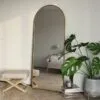 Espejo arqueado de cuerpo completo 180x70cm con marco negro de herrería y pie de apoyo