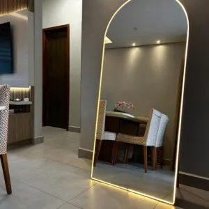 Espejo arqueado con marco de herrería negra y luz LED neón, 180cm x 80cm, iluminación decorativa moderna