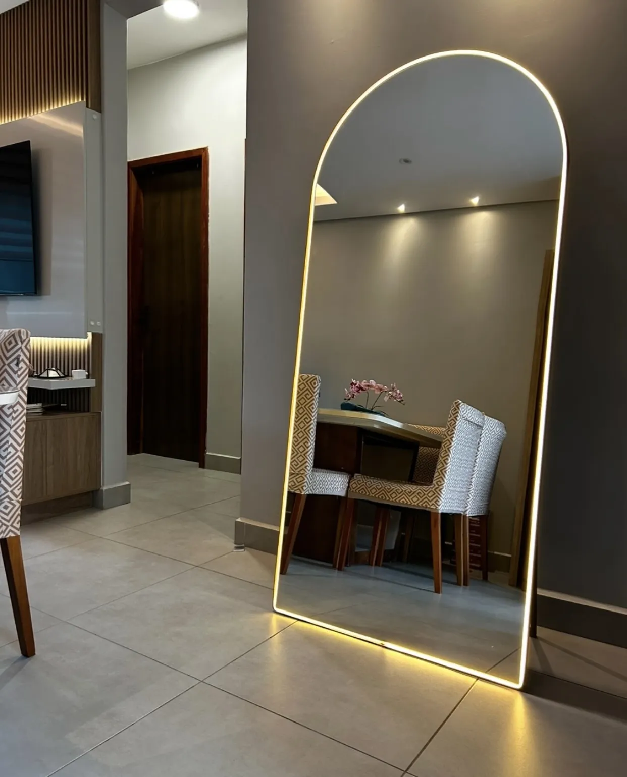 Espejo arqueado con marco de herrería negra y luz LED neón, 180cm x 80cm, iluminación decorativa moderna