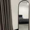Espejo arqueado de cuerpo completo con elegante marco de herrería negra 180x50cm con base de apoyo