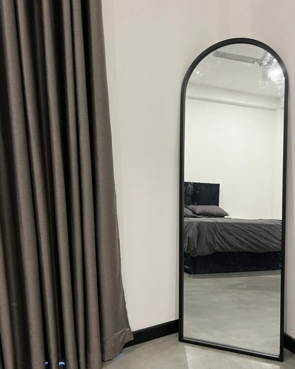 Espejo arqueado de cuerpo completo con elegante marco de herrería negra 180x50cm con base de apoyo