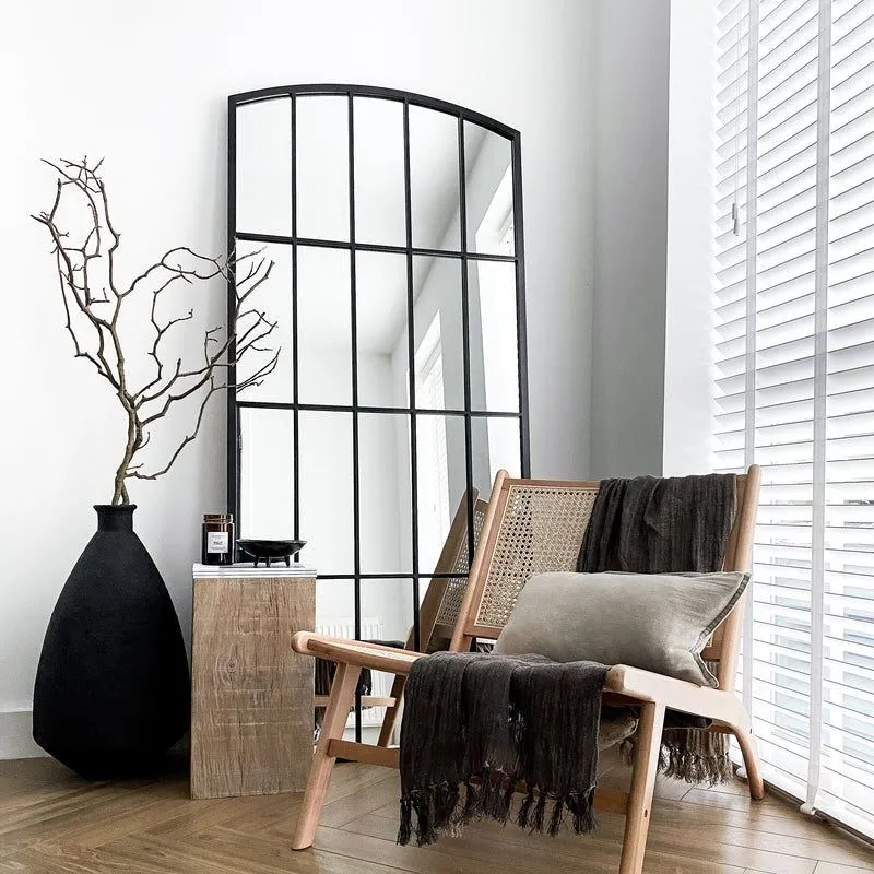 Vista frontal de espejo tipo ventana de cuerpo completo con marco de herrería