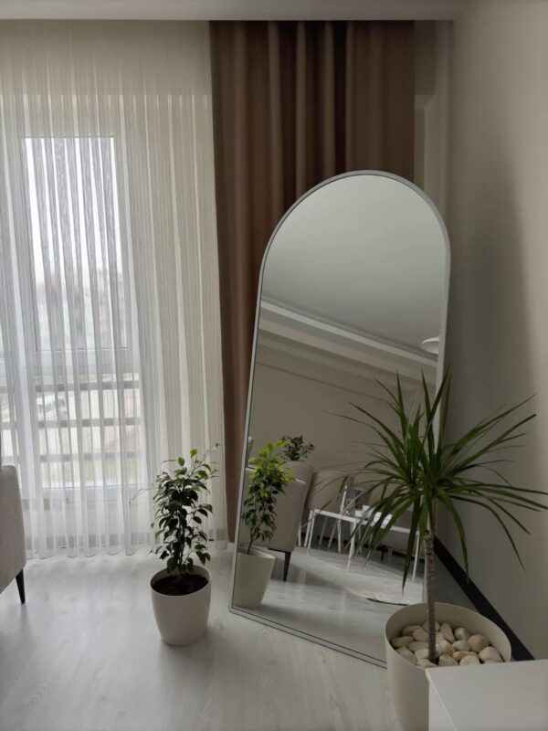 Espejo arqueado de cuerpo completo 180x90cm con marco negro de herrería y base con pie