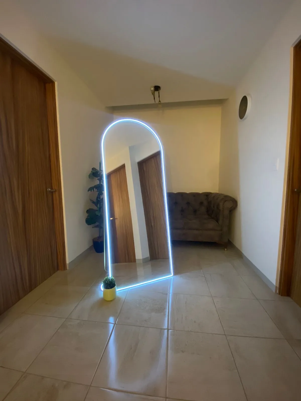 Espejo Arqueado Marco en Herrería Pie De Apoyo 180cm x 70cm Con Luz Led Neón