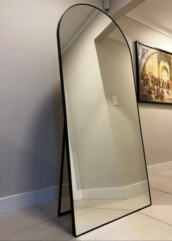 Vista detallada de espejo arqueado de cuerpo completo 180x90cm con marco negro de herrería